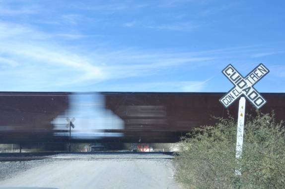 Aguardando um trem passar pela estrada no deserto potosino, no norte de México